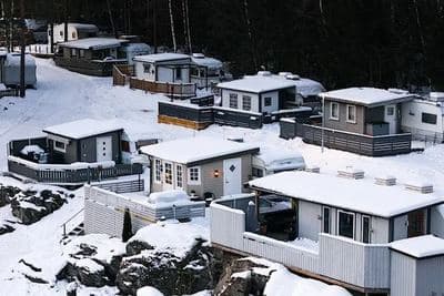 Snødekte hytter i Top Camp-anlegget