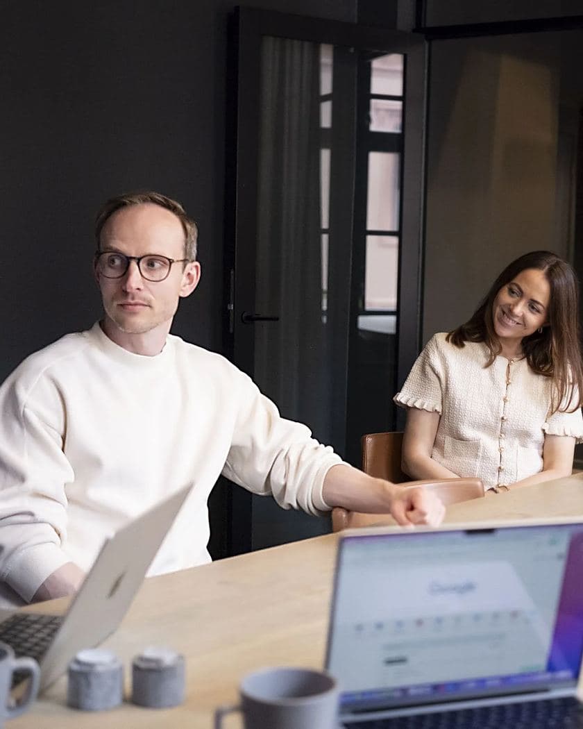 Didrick Bakken Stenersen og en kollega i Brist går gjennom en Google-konto sammen ved møtebordet