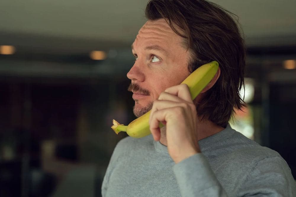 En av de ansatte i Jobbfrukt holder en banan som en telefon i en av kampanjefilmene